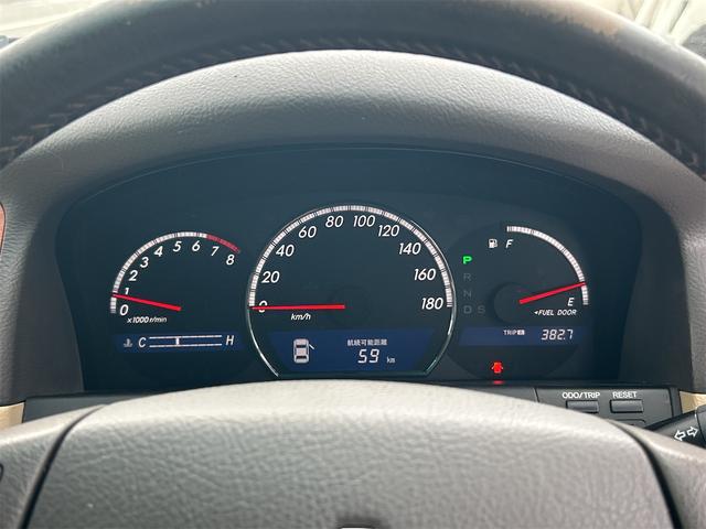 クラウン ロイヤルサルーンｉ－Ｆｏｕｒ　４ＷＤ　ドライブレコーダー　オートクルーズコントロール　バックカメラ　ナビ　エアロ　ＨＩＤ　ＡＴ　スマートキー　電動格納ミラー　盗難防止システム　ＣＤ　衝突安全ボディ　ＡＢＳ　ＥＳＣ　エアコン（33枚目）