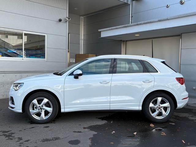 Ｑ３ ３５ＴＤＩクワトロアドバンスド　コンビニエンス＆アシスタンスパッケージ　ＴＶチューナー　ラグジュアリーパッケージ　テクノロジーパッケージ　ステアリングホイール３スポークレザー（6枚目）