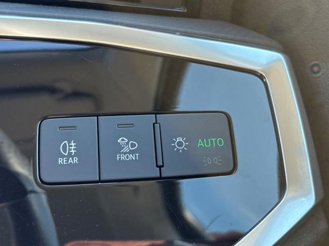 Ｑ３ ３５ＴＤＩクワトロアドバンスド　コンビニエンス＆アシスタンスパッケージ　ＴＶチューナー　ラグジュアリーパッケージ　テクノロジーパッケージ　ステアリングホイール３スポークレザー（17枚目）