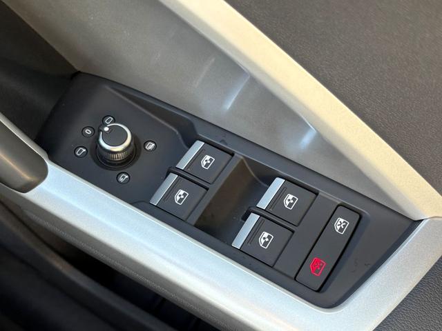 Ｑ３ ３５ＴＤＩクワトロアドバンスド　コンビニエンス＆アシスタンスパッケージ　ＴＶチューナー　ラグジュアリーパッケージ　テクノロジーパッケージ　ステアリングホイール３スポークレザー（18枚目）