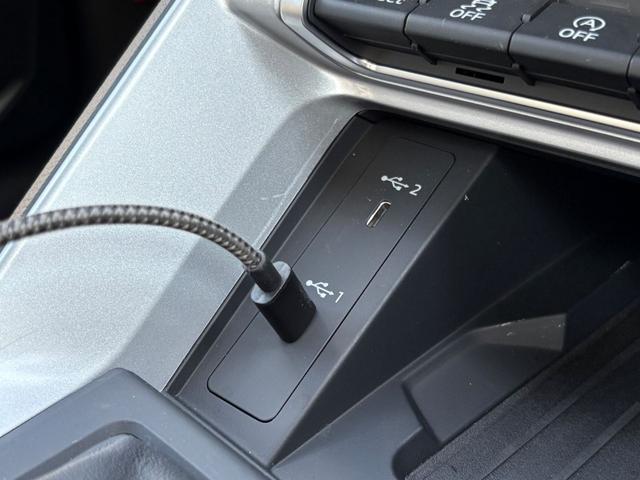 Ｑ３ ３５ＴＤＩクワトロアドバンスド　コンビニエンス＆アシスタンスパッケージ　ＴＶチューナー　ラグジュアリーパッケージ　テクノロジーパッケージ　ステアリングホイール３スポークレザー（42枚目）