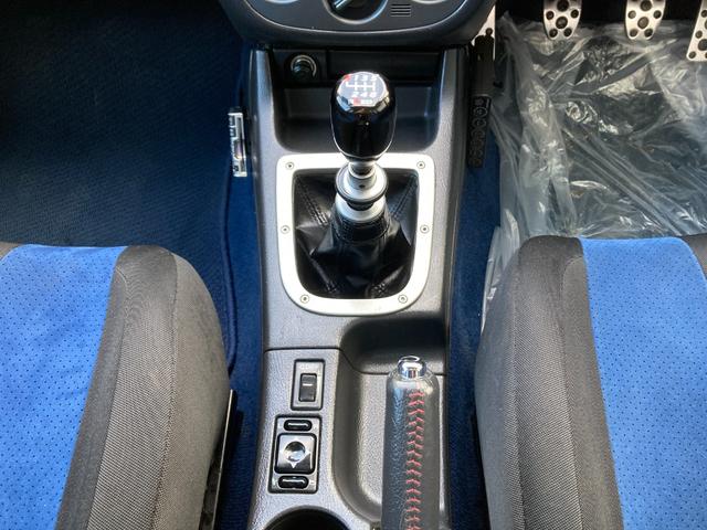 インプレッサ ＷＲＸ　ＳＴｉ　アプライドＣ　ＤＣＣＤ　ブリッツ車高調　ＨＫＳマフラー　ＳＴＩ１８インチＡＷ　ＤＥＦＩ３連メーター　ＳＴＩブースト計　ＭＯＭＯステアリング　ストラーダナビ　Ｔベル交換済　取説　道外仕入車（25枚目）