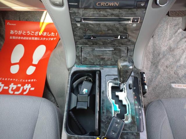 ロイヤルエクストラｉ－Ｆｏｕｒ　Ｑパッケージ　４ＷＤ　ＥＴＣ　オートクルーズコントロール　バックカメラ　ナビ　アルミホイール　ＨＩＤ　ＡＴ　スマートキー　盗難防止システム　パワーシート　ＣＤ　ＭＤ　衝突安全ボディ　ＡＢＳ　ＥＳＣ　エアコン(7枚目)