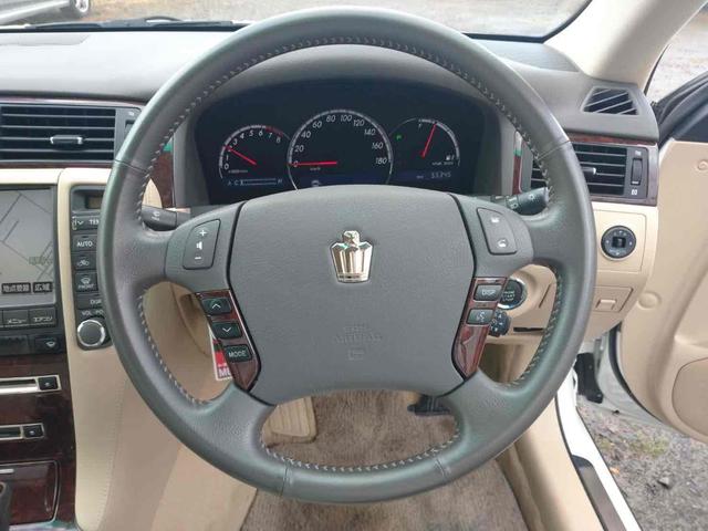 クラウン Rサルーンi-Four60thスペシャルED 4WD ETC オートクルーズコントロール バックカメラ ナビ アルミホイール HID AT スマートキー 電動格納ミラー 盗難防止システム パワーシート CD MD 衝突安全ボディ ABS ESC(3枚目)