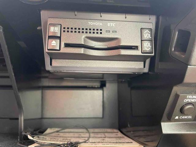 クラウン Rサルーンi-Four60thスペシャルED 4WD ETC オートクルーズコントロール バックカメラ ナビ アルミホイール HID AT スマートキー 電動格納ミラー 盗難防止システム パワーシート CD MD 衝突安全ボディ ABS ESC(7枚目)