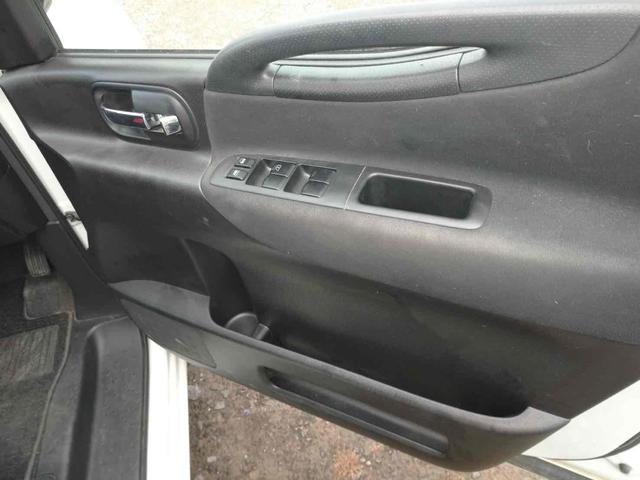 セレナ ハイウェイスター　Ｖセレクション　４ＷＤ　ＥＴＣ　ナビ　ＴＶ　両側電動スライドドア　オートライト　ＨＩＤ　スマートキー　電動格納ミラー　後席モニター　３列シート　ウォークスルー　ＣＶＴ　アルミホイール　盗難防止システム　衝突安全ボディ（11枚目）