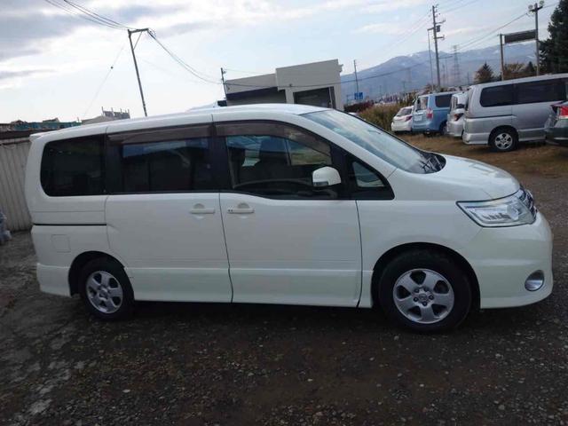 セレナ ハイウェイスター　Ｖセレクション　４ＷＤ　ＥＴＣ　ナビ　ＴＶ　両側電動スライドドア　オートライト　ＨＩＤ　スマートキー　電動格納ミラー　後席モニター　３列シート　ウォークスルー　ＣＶＴ　アルミホイール　盗難防止システム　衝突安全ボディ（14枚目）