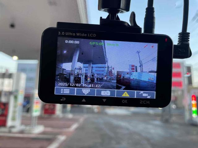 パッソ Ｘ　クツロギ　４ＷＤ　ドライブレコーダー　ＥＴＣ　スマートキー　電動格納ミラー　ＣＶＴ　盗難防止システム　衝突安全ボディ　記録簿　ベンチシート　ＡＢＳ　ＣＤ　ＭＤ　エアコン　パワーステアリング　パワーウィンドウ（4枚目）