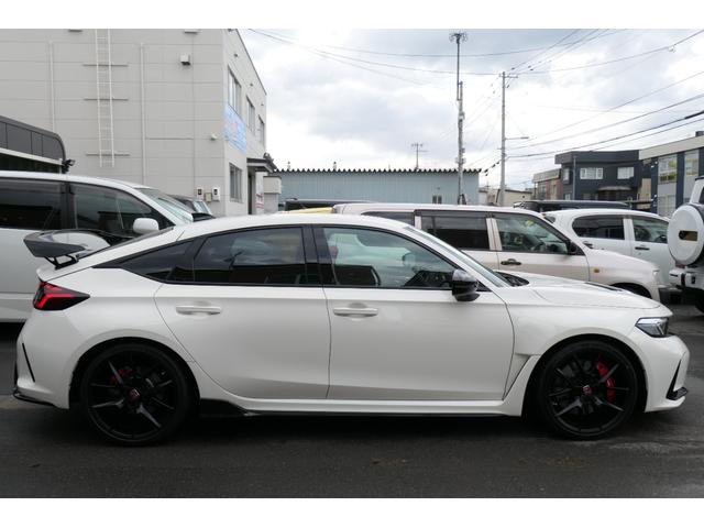 シビック タイプR レーシングブラックパッケージ ワンオーナー ホンダセンシング 6MT 19インチブラックAW リアスポイラー ブレンボキャリパー ホンダコネクト9インチナビTV Bluetooth バックカメラ ワイヤレス充電器 ETC2.0(6枚目)