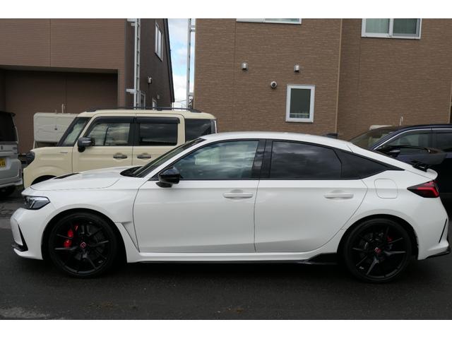 シビック タイプR レーシングブラックパッケージ ワンオーナー ホンダセンシング 6MT 19インチブラックAW リアスポイラー ブレンボキャリパー ホンダコネクト9インチナビTV Bluetooth バックカメラ ワイヤレス充電器 ETC2.0(7枚目)