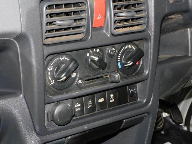 ＮＴ１００クリッパートラック ＤＸ　セーフティパッケージ　４ＷＤ　デュアルブレーキサポート　カメラレーンキープ　パートタイム４ＷＤ　踏み間違い防止機能　オートライト　パワーステアリング　エアコン　三方向開き　タイミングチェーン（18枚目）