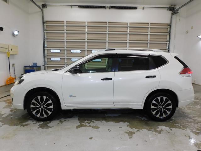 エクストレイル モード・プレミア　ハイブリッド　サンルーフアラウンドビューモニターバグガード踏み間違い防止機能メーカーＯＰナビパワーバックゲートハーフレザーシートシートヒーターパートタイム４ＷＤクルーズコントロールブラインドスポットモニター（4枚目）