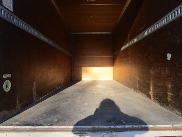 エルフトラック ロング　箱車　積載２トン　　スムーサー５速ＭＴ　パネルバン　観音開きドア（19枚目）