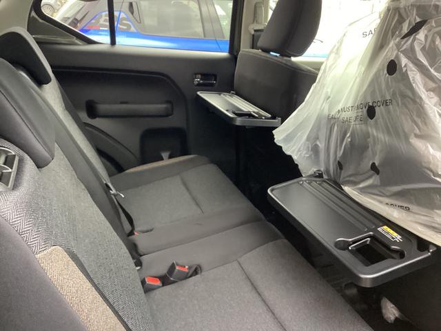 リヤにはテーブルもあり便利です！