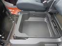 助手席のクッションを跳ね上げれば、持ち運びが出来る収納ボックスもあります♪