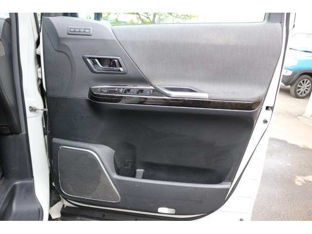 ヴェルファイアハイブリッド ＺＲ　ＨＶ　４ＷＤ　両側パワースライド　純正ナビフルセグＴＶ　Ｂｌｕｅｔｏｏｔｈ対応　ビルトインＥＴＣ　ファブレス１８インチアルミ　ＬＥＤヘッドライト　バックカメラ　社外Ｅｇスターター（12枚目）