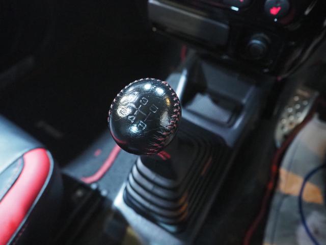ジムニー クロスアドベンチャーＸＣ　４ＷＤ　リフトアップ　５速マニュアル　社外マフラー　フロント・リア社外バンパー　社外テール　ＨＩＤヘッドライト　スキッドプレート　ブースト計（32枚目）