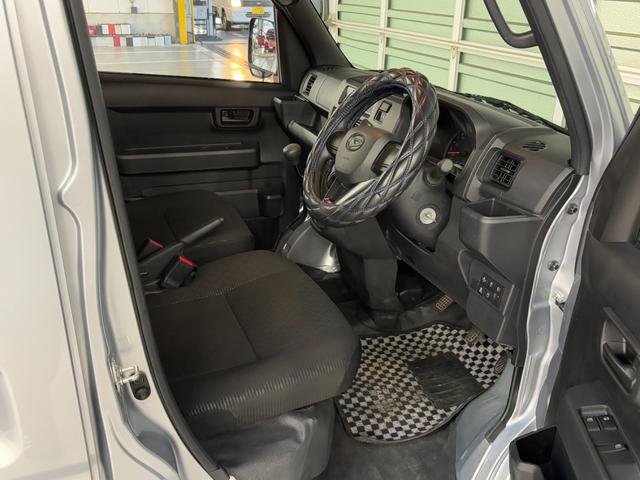 ハイゼットカーゴ デッキバンＬ　ワンオーナー☆ＡＭ／ＦＭラジオ☆ＥＴＣ☆スマアシ☆衝突被害軽減ブレーキ☆障害物センサー☆レーンキープアシスト☆オートマチックハイビーム☆横滑り防止☆両側スライドドア☆（19枚目）