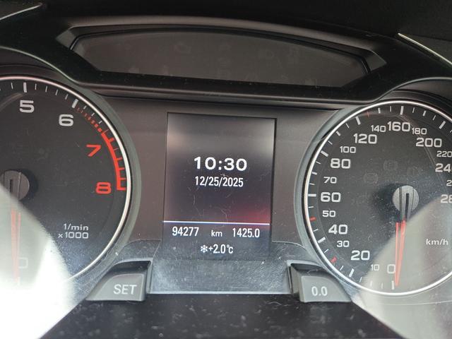 Ａ４ ２．０ＴＦＳＩクワトロ　４ＷＤ　ナビ　アルミホイール　オートライト　ＨＩＤ　ＡＴ　シートヒーター　スマートキー　電動格納ミラー　盗難防止システム　パワーシート　ＣＤ　ＡＢＳ　エアコン　パワーステアリング　パワーウィンドウ（5枚目）