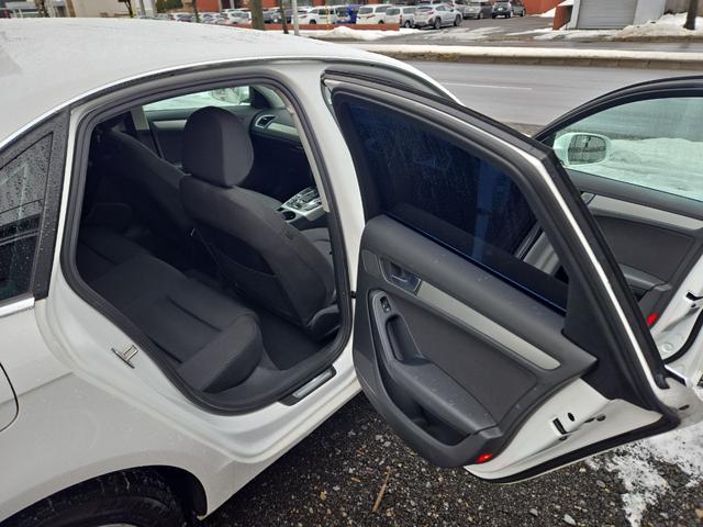 Ａ４ ２．０ＴＦＳＩクワトロ　４ＷＤ　ナビ　アルミホイール　オートライト　ＨＩＤ　ＡＴ　シートヒーター　スマートキー　電動格納ミラー　盗難防止システム　パワーシート　ＣＤ　ＡＢＳ　エアコン　パワーステアリング　パワーウィンドウ（9枚目）