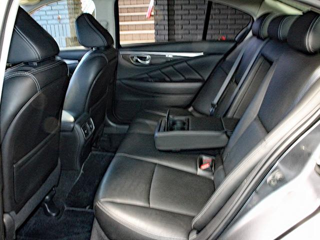 スカイライン ３５０ＧＴ　ＦＯＵＲ　ハイブリッド　タイプＰ　４ＷＤ　本州仕入　全周囲モニター　本革シート　電動シート　前席シートヒーター　クリアランスソナー　バックモニター　純正ナビ　エマージェンシーブレーキ　ＬＥＤヘッドライト　フォグランプ　レーダークルーズ（11枚目）