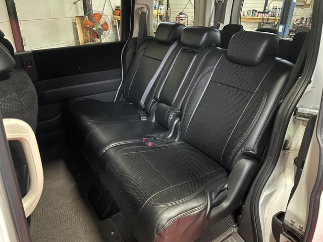 ステップワゴン G コンフォートセレクション 4WD キーレス スマートキー アイドリングストップ 衝突安全ボディ 盗難防止システム 3列シート フルフラット ウォークスルー パワーステアリング パワーウィンドウ ABS(17枚目)