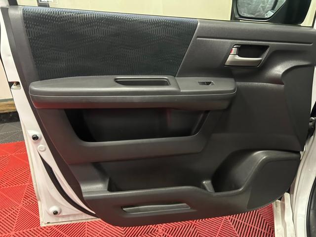 ステップワゴン G コンフォートセレクション 4WD キーレス スマートキー アイドリングストップ 衝突安全ボディ 盗難防止システム 3列シート フルフラット ウォークスルー パワーステアリング パワーウィンドウ ABS(18枚目)