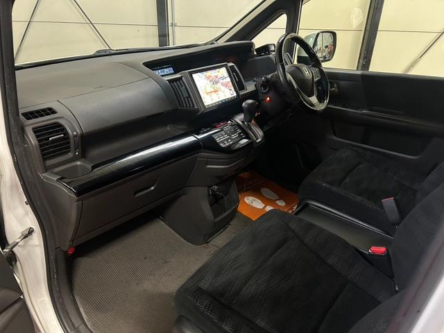 ステップワゴン G コンフォートセレクション 4WD キーレス スマートキー アイドリングストップ 衝突安全ボディ 盗難防止システム 3列シート フルフラット ウォークスルー パワーステアリング パワーウィンドウ ABS(19枚目)