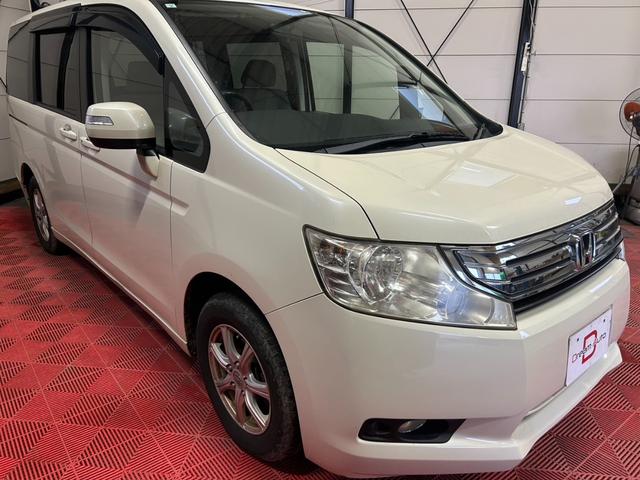 ステップワゴン G HIDエディション 4WD HID キーレス 盗難防止システム 衝突安全ボディ 3列シート フルフラット ウォークスルー HID エアバッグ(運転席・助手席) パワーウィンドウ パワーステアリング(4枚目)