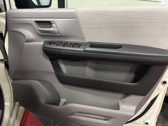 ステップワゴン G HIDエディション 4WD HID キーレス 盗難防止システム 衝突安全ボディ 3列シート フルフラット ウォークスルー HID エアバッグ(運転席・助手席) パワーウィンドウ パワーステアリング(9枚目)