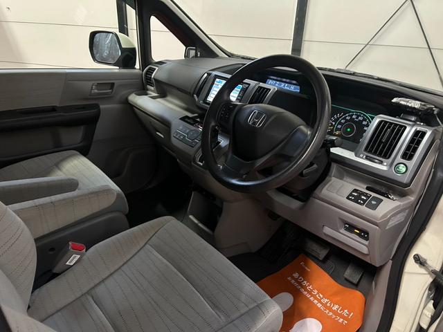 ステップワゴン G HIDエディション 4WD HID キーレス 盗難防止システム 衝突安全ボディ 3列シート フルフラット ウォークスルー HID エアバッグ(運転席・助手席) パワーウィンドウ パワーステアリング(10枚目)