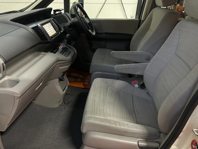 ステップワゴン G HIDエディション 4WD HID キーレス 盗難防止システム 衝突安全ボディ 3列シート フルフラット ウォークスルー HID エアバッグ(運転席・助手席) パワーウィンドウ パワーステアリング(16枚目)