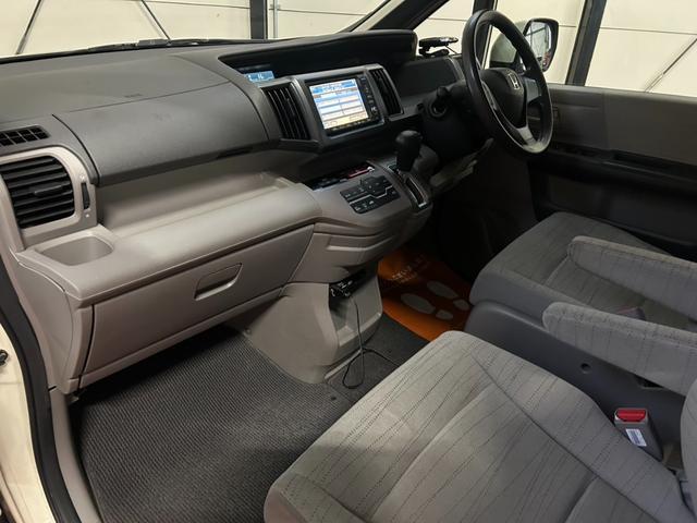 ステップワゴン G HIDエディション 4WD HID キーレス 盗難防止システム 衝突安全ボディ 3列シート フルフラット ウォークスルー HID エアバッグ(運転席・助手席) パワーウィンドウ パワーステアリング(17枚目)