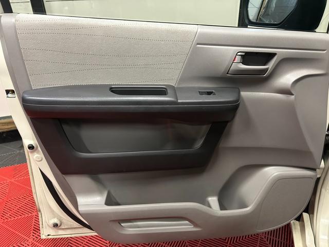 ステップワゴン G HIDエディション 4WD HID キーレス 盗難防止システム 衝突安全ボディ 3列シート フルフラット ウォークスルー HID エアバッグ(運転席・助手席) パワーウィンドウ パワーステアリング(20枚目)