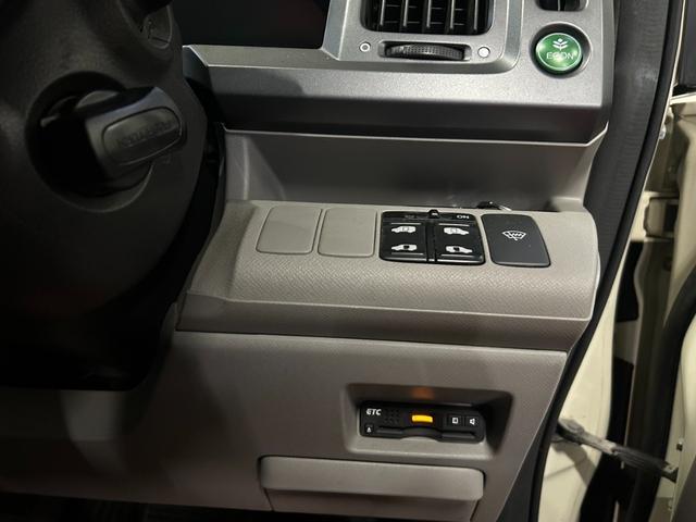 ステップワゴン G HIDエディション 4WD HID キーレス 盗難防止システム 衝突安全ボディ 3列シート フルフラット ウォークスルー HID エアバッグ(運転席・助手席) パワーウィンドウ パワーステアリング(21枚目)