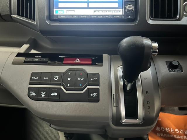 ステップワゴン G HIDエディション 4WD HID キーレス 盗難防止システム 衝突安全ボディ 3列シート フルフラット ウォークスルー HID エアバッグ(運転席・助手席) パワーウィンドウ パワーステアリング(24枚目)