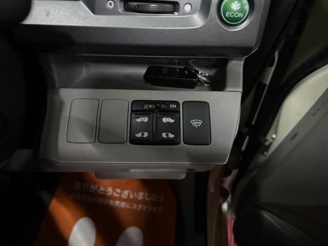 ステップワゴン G HIDエディション 4WD HID キーレス 盗難防止システム 衝突安全ボディ 3列シート フルフラット ウォークスルー HID エアバッグ(運転席・助手席) パワーウィンドウ パワーステアリング(25枚目)