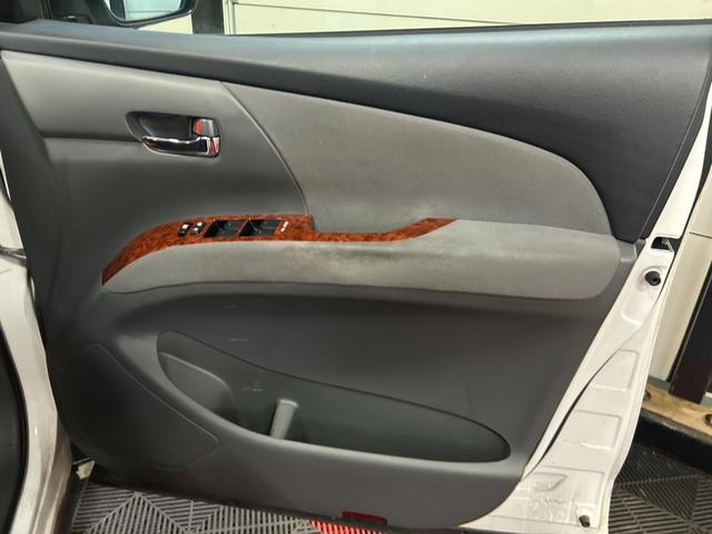 エスティマ 2.4アエラス Gエディション 4WD キーレス スマートキー ETC 盗難防止システム 衝突安全ボディ 3列シート フルフラット オットマン HID パワーステアリング パワーウィンドウ エアバッグ(運転席・助手席)(15枚目)