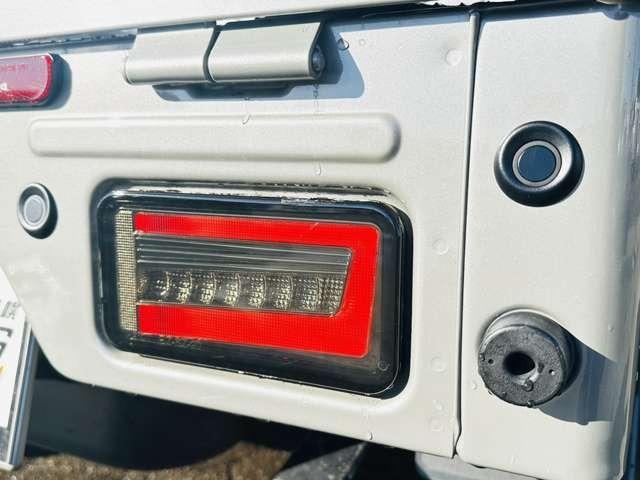 スーパーキャリイ Xリミテッド 届出済未使用車/EN-リフトアップカスタム/2.2インチリフトアップ/強化コイル/マッドスターATタイヤ/PPXアルミ/しし狩りバンパー/ルーフラックバー/LEDワークライト/LEDテール/荷台マット(23枚目)