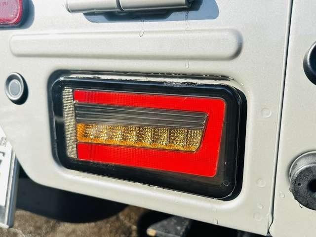 スーパーキャリイ Xリミテッド 届出済未使用車/EN-リフトアップカスタム/2.2インチリフトアップ/強化コイル/マッドスターATタイヤ/PPXアルミ/しし狩りバンパー/ルーフラックバー/LEDワークライト/LEDテール/荷台マット(24枚目)