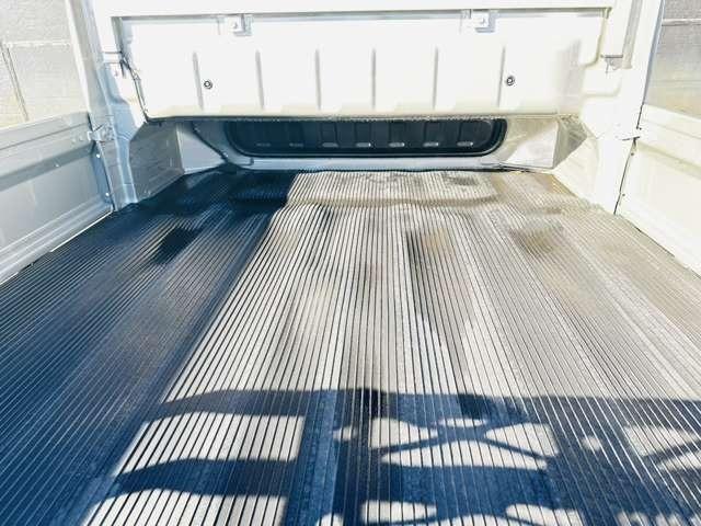 スーパーキャリイ Xリミテッド 届出済未使用車/EN-リフトアップカスタム/2.2インチリフトアップ/強化コイル/マッドスターATタイヤ/PPXアルミ/しし狩りバンパー/ルーフラックバー/LEDワークライト/LEDテール/荷台マット(25枚目)