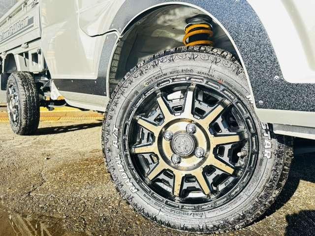 スーパーキャリイ Xリミテッド 届出済未使用車/EN-リフトアップカスタム/2.2インチリフトアップ/強化コイル/マッドスターATタイヤ/PPXアルミ/しし狩りバンパー/ルーフラックバー/LEDワークライト/LEDテール/荷台マット(26枚目)