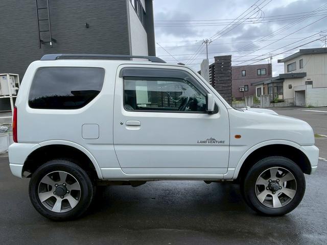 ジムニー ランドベンチャー　４ＷＤ　バックカメラ　ナビ　アルミホイール　キーレスエントリー　電動格納ミラー　シートヒーター　ＡＴ　衝突安全ボディ　ＡＢＳ　エアコン　パワーステアリング　パワーウィンドウ　運転席エアバッグ（12枚目）