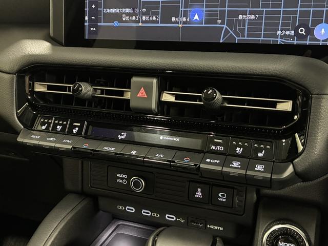 ランドクルーザー２５０ ＺＸ　寒冷地仕様／サンルーフ／ＪＢＬ／純正エンスタ／カラーＨＵＤ／デジタルインナーミラー／置くだけ充電／シートクーラー＆ヒーター／ステアリングヒーター／パワーバックドア／パノラミックビューモニター／純正ナビ（52枚目）