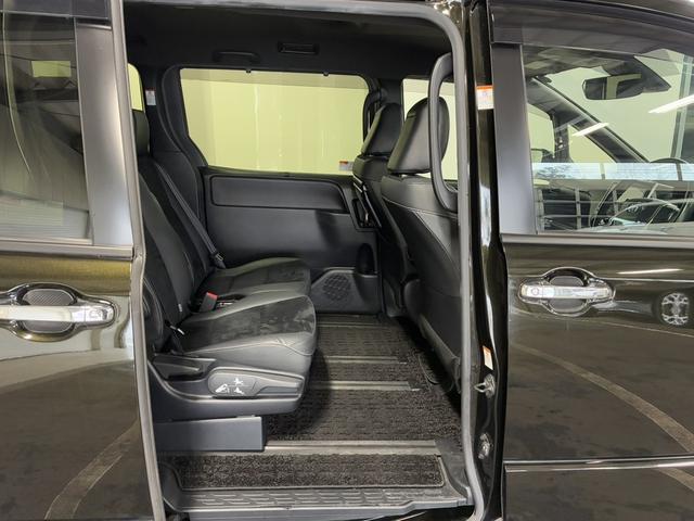 ヴォクシー ＺＳ　煌ＩＩＩ　１オ－ナ－／冬タイヤアルミ積込／寒冷地仕様／両側電動スライドドア／純正ナビ＆ＴＶ／純正エンジンスターター／ＬＥＤヘッドランプ／リヤオートエアコン／クルコン／トヨタセーフティセンス（18枚目）