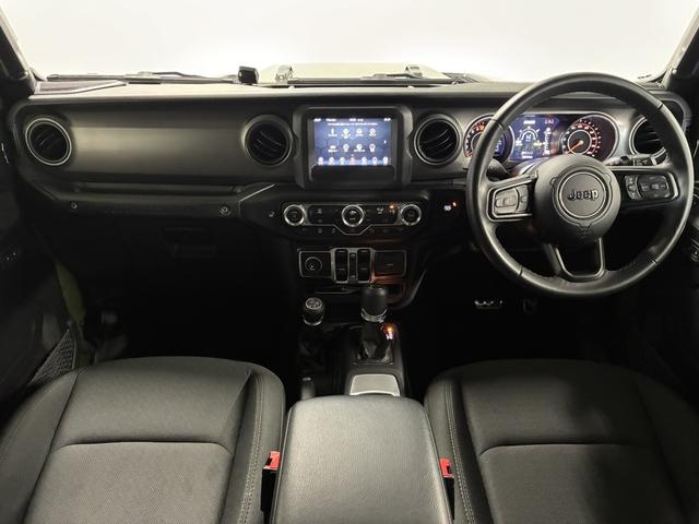 ジープ・ラングラーアンリミテッド ウィリス　１００台限定車／ＵＳ仕様バンパー／専用フロントグリル／専用１７インチＡＷ／ＡｐｐｌｅＣａｒＰｌａｙ／Ａｎｄｒｏｉｄ　Ａｕｔｏ／ＬＥＤヘッドライト／追従クルコン／Ｆ・Ｒ・Ｓカメラ／自動防眩ミラー（2枚目）