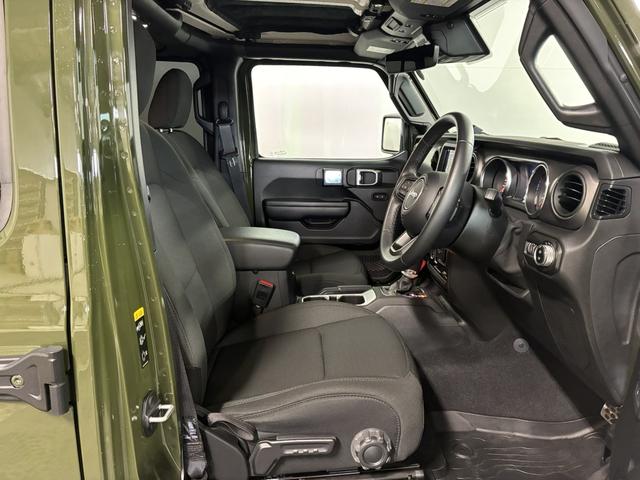 ジープ・ラングラーアンリミテッド ウィリス　１００台限定車／ＵＳ仕様バンパー／専用フロントグリル／専用１７インチＡＷ／ＡｐｐｌｅＣａｒＰｌａｙ／Ａｎｄｒｏｉｄ　Ａｕｔｏ／ＬＥＤヘッドライト／追従クルコン／Ｆ・Ｒ・Ｓカメラ／自動防眩ミラー（17枚目）