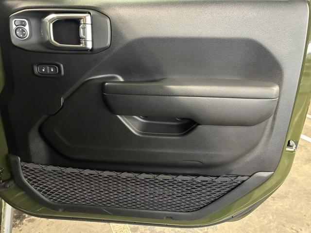 ジープ・ラングラーアンリミテッド ウィリス　１００台限定車／ＵＳ仕様バンパー／専用フロントグリル／専用１７インチＡＷ／ＡｐｐｌｅＣａｒＰｌａｙ／Ａｎｄｒｏｉｄ　Ａｕｔｏ／ＬＥＤヘッドライト／追従クルコン／Ｆ・Ｒ・Ｓカメラ／自動防眩ミラー（18枚目）