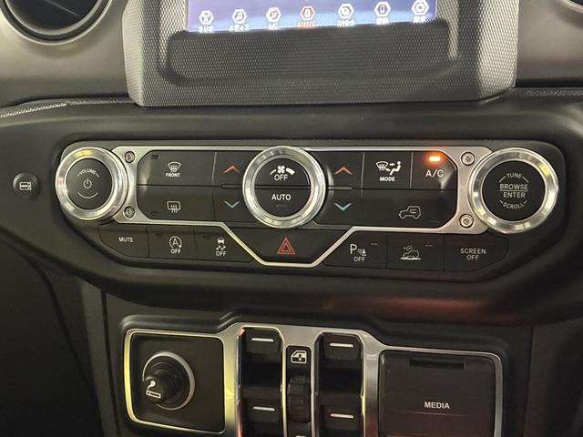 ジープ・ラングラーアンリミテッド ウィリス　１００台限定車／ＵＳ仕様バンパー／専用フロントグリル／専用１７インチＡＷ／ＡｐｐｌｅＣａｒＰｌａｙ／Ａｎｄｒｏｉｄ　Ａｕｔｏ／ＬＥＤヘッドライト／追従クルコン／Ｆ・Ｒ・Ｓカメラ／自動防眩ミラー（38枚目）