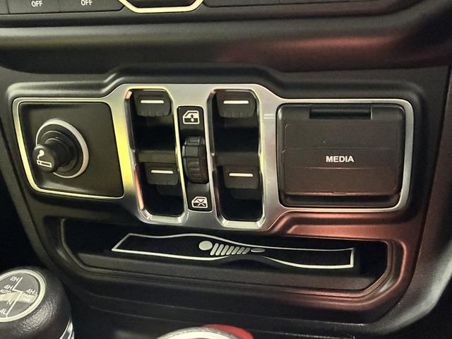 ジープ・ラングラーアンリミテッド ウィリス　１００台限定車／ＵＳ仕様バンパー／専用フロントグリル／専用１７インチＡＷ／ＡｐｐｌｅＣａｒＰｌａｙ／Ａｎｄｒｏｉｄ　Ａｕｔｏ／ＬＥＤヘッドライト／追従クルコン／Ｆ・Ｒ・Ｓカメラ／自動防眩ミラー（39枚目）